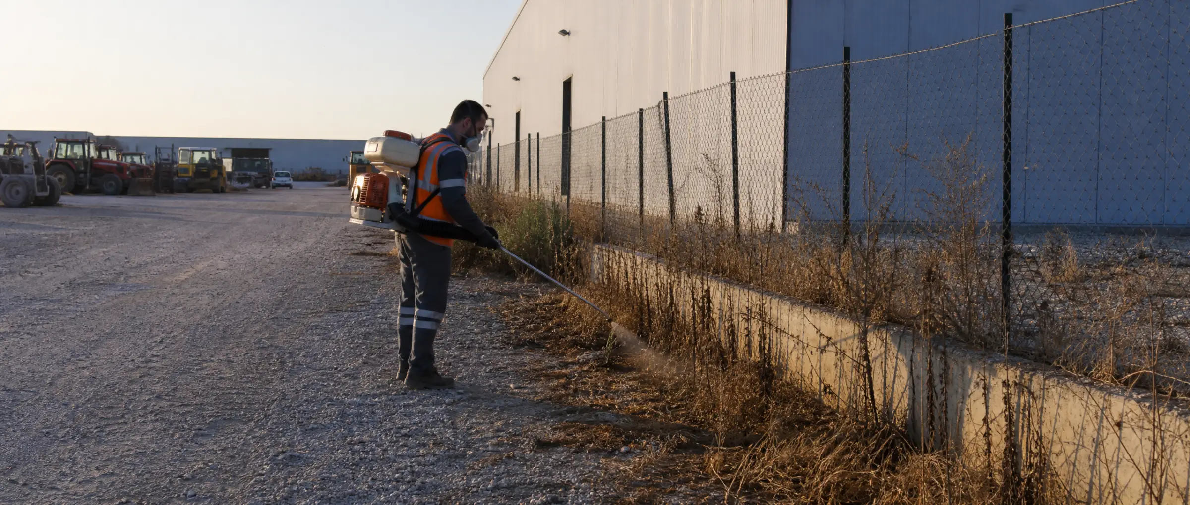 Mıcır avlu kenarında sırt pompasıyla kurutma uygulaması; ön şerit kurumuş
