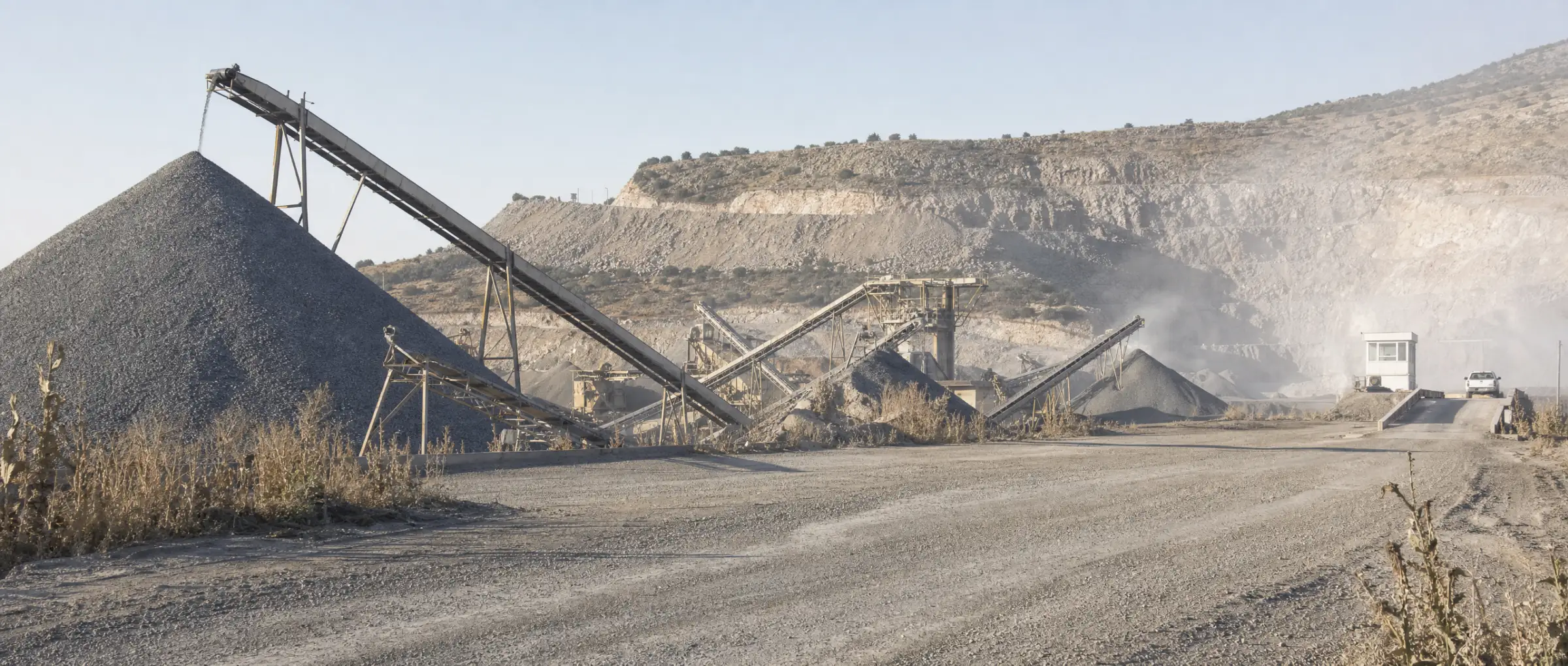 Taş ocağında stok sahası, konveyör hattı ve nakliye yolu